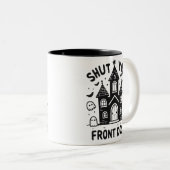 Funny Haunted Castle Mugs – “Shut Your Front Door” Zweifarbige Tasse (VorderseiteRechts)