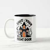 Funny Haunted Castle Mugs – “Shut Your Front Door” Zweifarbige Tasse (Links)