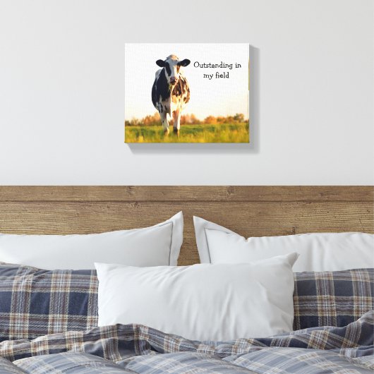 Funny Heifer Out Stehend im Feld Leinwanddruck (Insitu (Schlafzimmer))