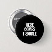Funny Here kommt Trouble Joke Sarcastic Familie Button (Vorne & Hinten)