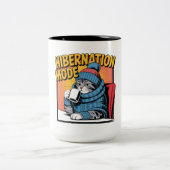 Funny Hibernation Mode Cat Winter Cozy Coffee Zweifarbige Tasse (Mittel)