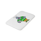 Funny Hippo Fußballspieler Cartoon Illustration Badematte (Schrägansicht)
