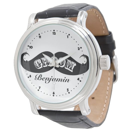 Funny Hipster Groom Mustache Armbanduhr (Schrägansicht)