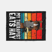 Funny Horse My Therast Eats Hay Tee Hor  Fleecedecke (Vorderseite (Horizontal))