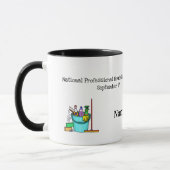 Funny Housekeeper mit Tasse der Reinigungsmittel (Links)