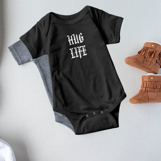 Funny Hug Life Urban Gothic Typografie Baby Strampler (Von Creator hochgeladen)