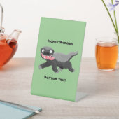 Funny hungrig Honigbadger Cartoon Illustration Sockelschild (In SItu)