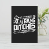 Funny I Bang Ditches Quad ATV Rider Geschenk Idee Einladung (Stehend Vorderseite)