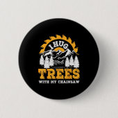 Funny I Hug Trees Chainsaw Logger Mountain Design Button (Vorderseite)