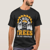 Funny I Hug Trees Chainsaw Logger Mountain Design  T-Shirt (Vorderseite)
