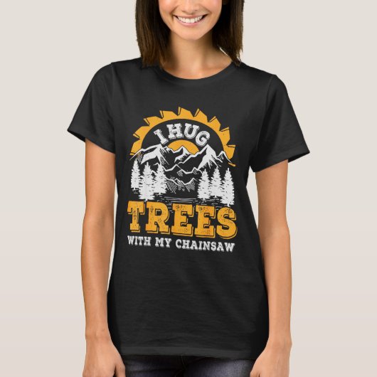 Funny I Hug Trees Chainsaw Logger Mountain Design T-Shirt (Vorderseite)
