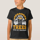 Funny I Hug Trees Chainsaw Logger Mountain Design T-Shirt (Vorderseite)