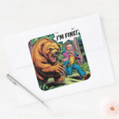 Funny "I m Fine" Bären Chase Cartoon Illustration Quadratischer Aufkleber (Umschlag)