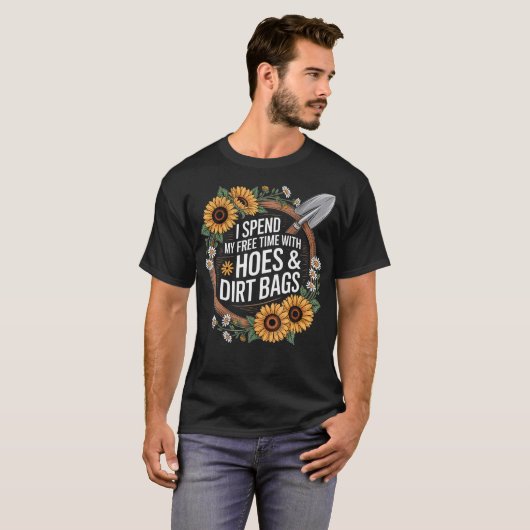 Funny I Spend Free Time With Hoes Dirt Bags Garde T-Shirt (Vorne ganz)