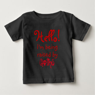 Funny, ich bin, dass ich von Goths aufgezogen werd Baby T-shirt