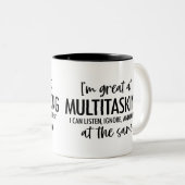FUNNY - ICH BIN GROSSARTIG IM MULTITASKING ZWEIFARBIGE TASSE (VorderseiteRechts)
