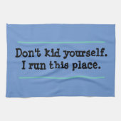 Funny Ich führe diesen Ort Blauer Küchentuch (Horizontal)