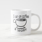 Funny Ich laufe auf Kaffee und Sarcasi Jumbo-Tasse (Rechts)