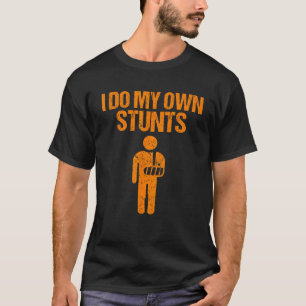 Funny, ich tue meine eigenen Stunts gebrochen Arm  T-Shirt