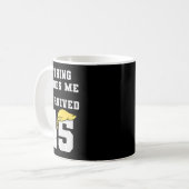 Funny ich überlebte Trump 45 Nothing Scares Me Kam Kaffeetasse (Vorderseite Links)