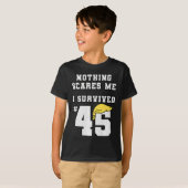 Funny ich überlebte Trump 45 Nothing Scares Me Kam T-Shirt (Vorne ganz)