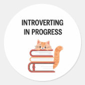 Funny "Introvert in Progress" with Cat Runder Aufkleber (Vorderseite)