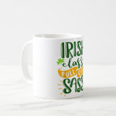 Funny Irish lass voll sass St Patricks Day Luck Kaffeetasse (Vorderseite Links)