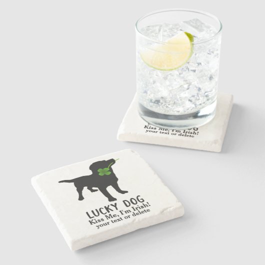 Funny Irish St. Patrick's Day Black Lab Lucky Dog Steinuntersetzer (Seitenansicht)