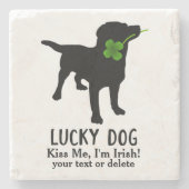 Funny Irish St. Patrick's Day Black Lab Lucky Dog Steinuntersetzer (Vorderseite)