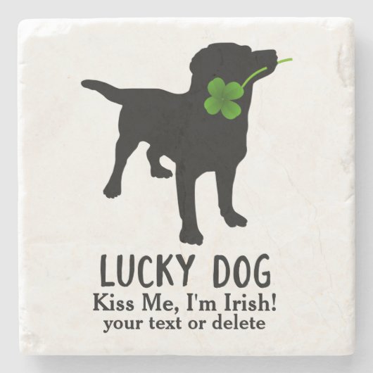 Funny Irish St. Patrick's Day Black Lab Lucky Dog Steinuntersetzer (Vorderseite)