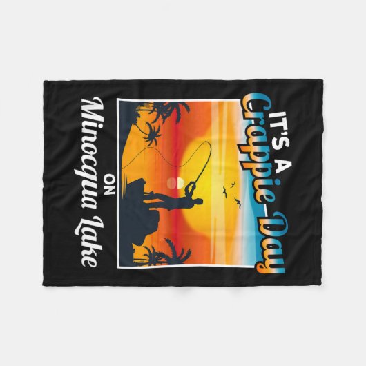 Funny It's a Crappie Day on Minocqua Lake Fleecedecke (Vorderseite (Horizontal))