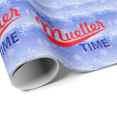 Funny "It's Müller Time" auf dem Schneeflockenmust Geschenkpapier (Rolleneckpunkt)