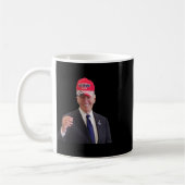 Funny Joe Biden Dons Trump 2024 Cap Kaffeetasse (Links)