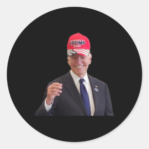 Funny Joe Biden Dons Trump 2024 Cap Runder Aufkleber