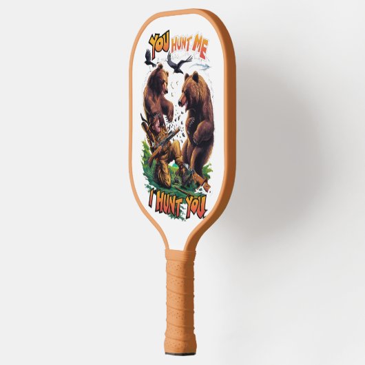 Funny Junting Bears Battle for Rifle Pickleball Schläger (Links)