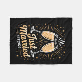 Funny Just Married Newlywed Honeymoon Couple 2026 Fleecedecke (Vorderseite (Horizontal))