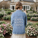 Funny Kappa Kappa Chino Kaffa Lover Jeansjacke<br><div class="desc">Dieses lustige Design, das griechische Leben an der Uni oder Universität in Szene setzt, hat einen prominenten "Kappa Kappa Chino"-Text, der in fett weißem Text mit schwarzem Schatten dargestellt ist. Seien Sie der Hit eines jeden Coffee Shops und Lebensmittelladen, wenn Sie dieses Design tragen. Es ist eine wunderbare Geschenkidee für...</div>