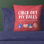 Funny Karo Out My Balls Weihnachtsschmuck Kissen<br><div class="desc">Dieses lustige und festliche Design ist perfekt für die Ferienzeit. Es enthält den Satz "Karo aus meinen Ballen", mit einem Strang von Weihnachtsbeleuchtung, an dem vier Ornamente hängen. Zu den Ornamenten zählen Schneeflocken, der Weihnachtsmann, der Baum und dekorative Ornamente in Blau, Weiß, Rot, Schwarz und Grün. Es ist unglaublich witzig,...</div>