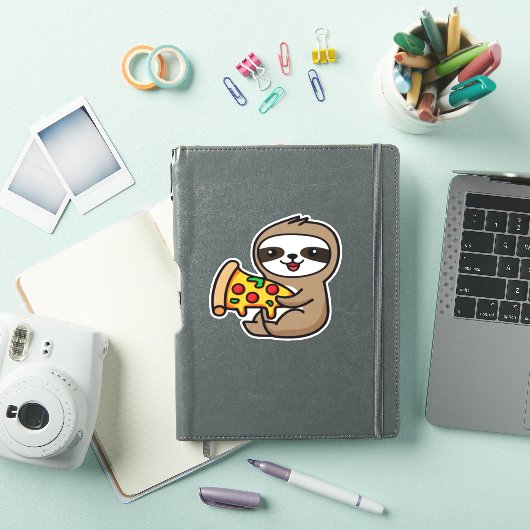 Funny Kawaii Chibi Sloth mit Pizza � Niedlichen Ca Aufkleber (iPad Hülle)