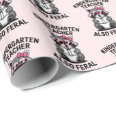Funny Kindergarten Teacher “Also Feral” Raccoon Geschenkpapier (Rolleneckpunkt)