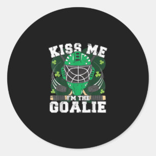 Funny Kiss Me I Play Ice Hockey Goalie St Patricks Runder Aufkleber
