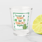 Funny Kiss Me Ich bin kein irischer St Patricks Da Schnapsglas (Vorderseite)