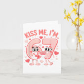 Funny Kiss Me I'm 67 Cute Valentine's Day Couples Karte (Gelbe Blume)
