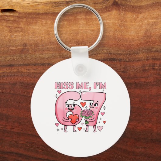 Funny Kiss Me I'm 67 Cute Valentine's Day Couples  Schlüsselanhänger (Vorderseite)