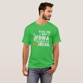 Funny Kiss Me Meine DNA sagt, ich bin irisch Irlan T-Shirt (Vorne ganz)