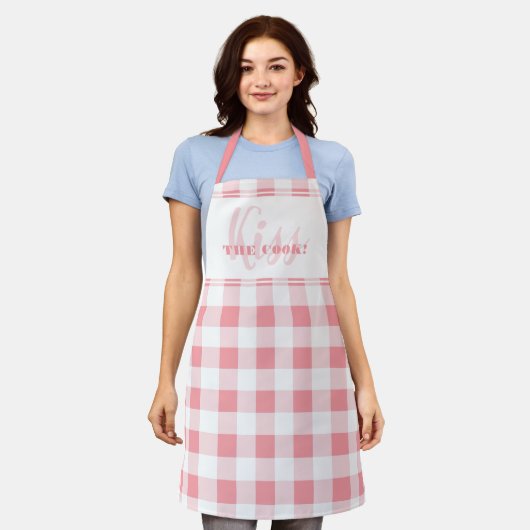 Funny Kiss The Cook Zitat Gingham Karo Pink Girly Schürze (Getragen)