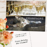 Funny Kitten Cheers Birthday Postcard Postkarte<br><div class="desc">Die Weihnachtspostkarte mit einem Kätzchen in einem Weinfass,  umgeben von vielen Champagnergläsern. Sie wissen,  dass nach einem bestimmten Alter Sie mehr Brillen (. ). Wie auch immer,  ein Glückwunsch zum Geburtstag!</div>