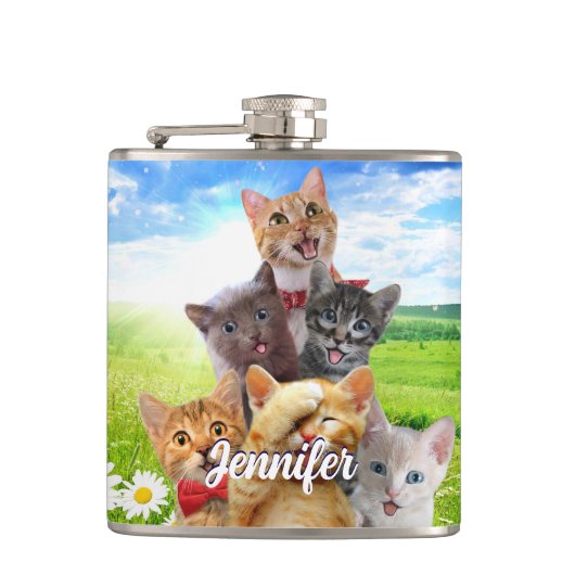 Funny Kittens auf grünem Feld. Flachmann (Vorderseite)