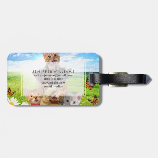 Funny Kittens auf grünem Feld. Gepäckanhänger (Rückseite horizontal)