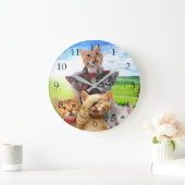 Funny Kittens auf grünem Feld. Große Wanduhr (Zuhause)